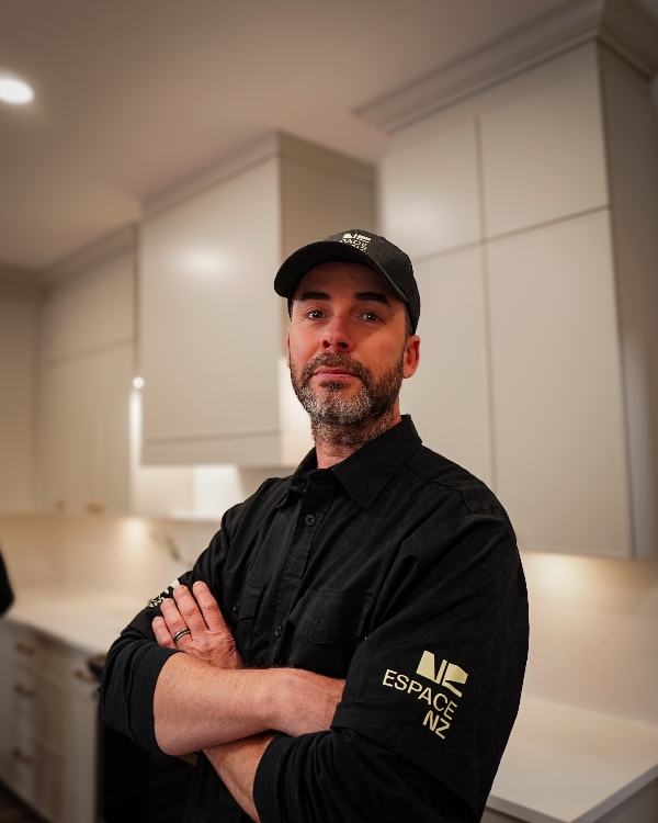 Dominic Raymond, cuisiniste, designer de cuisine et entrepreneur dans la rénovation et resurfaçage de cuisine à Blainville sur la Rive-Nord de Montréal.