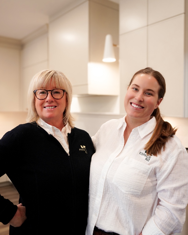 Sylvie Angers et Marie-Pier Angers-Racine, cuisinistes, designers et entrepreneures dans la rénovation de cuisine à Mirabel et les Laurentides.