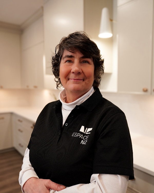 Marie-Josée Douville, cuisiniste, designer de cuisine et entrepreneure dans la rénovation et resurfaçage de cuisine à Montréal.