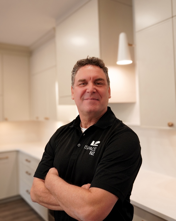 Jean Sirois, cuisiniste, designer de cuisine et entrepreneur dans la rénovation et resurfaçage de cuisine à Longueuil sur la Rive-Sud de Montréal.